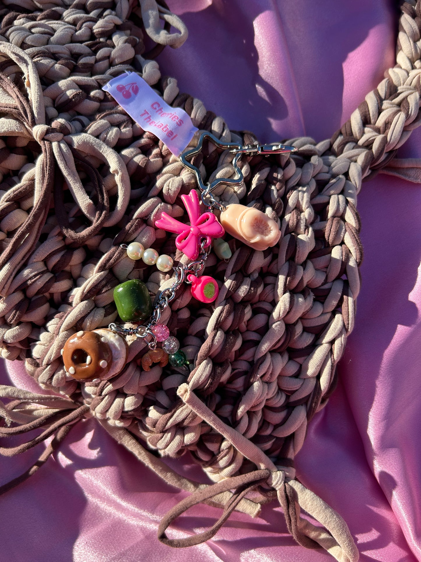 IT GIRL KEYCHAIN