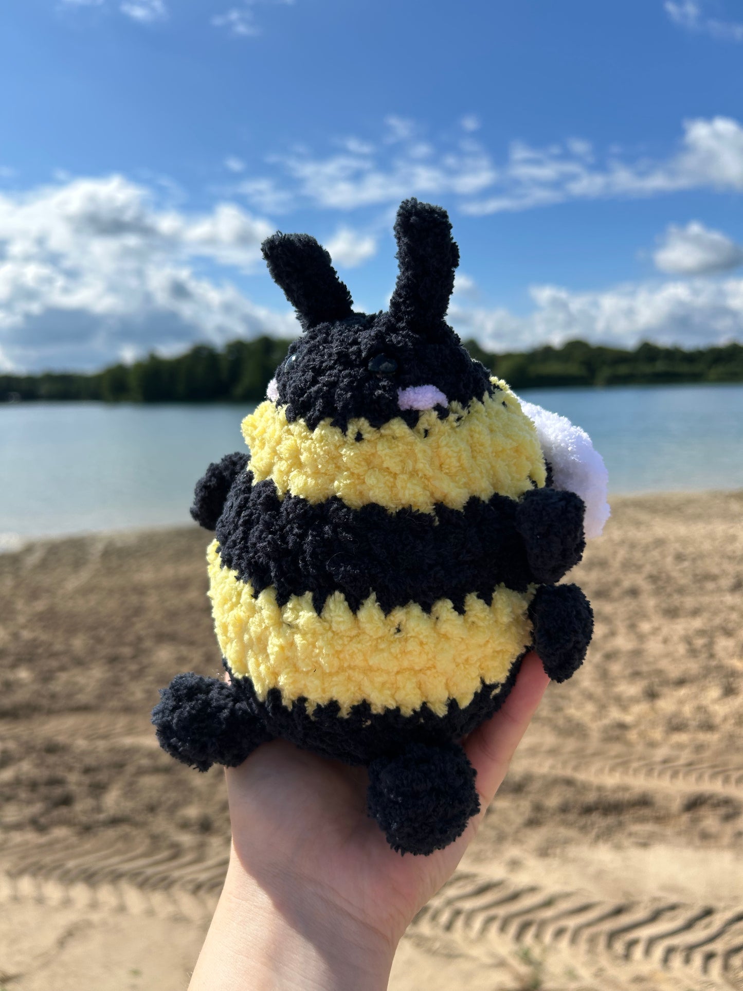 CROCHET BUMBLEBEE PLUSHIE