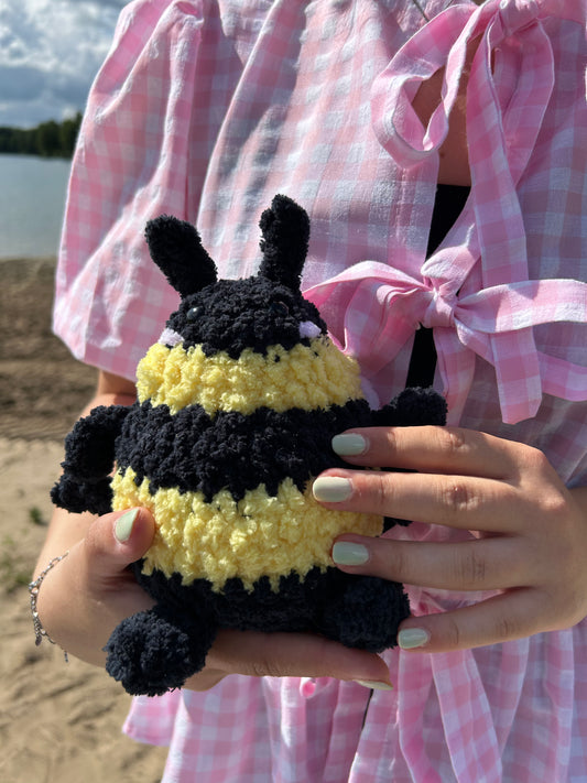 CROCHET BUMBLEBEE PLUSHIE